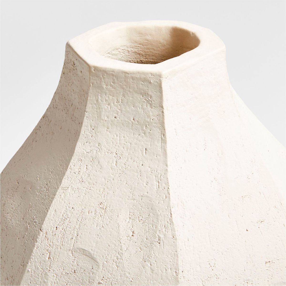 CRATE & BARREL - Jarrón Facette en Loza 22 cm x 20 cm 