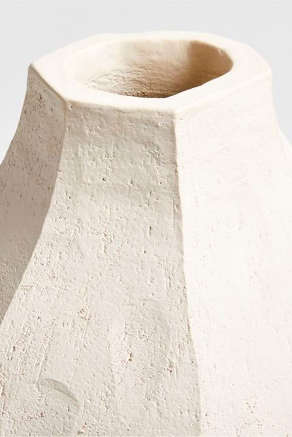 CRATE & BARREL - Jarrón Facette en Loza 29 cm x 22 cm 