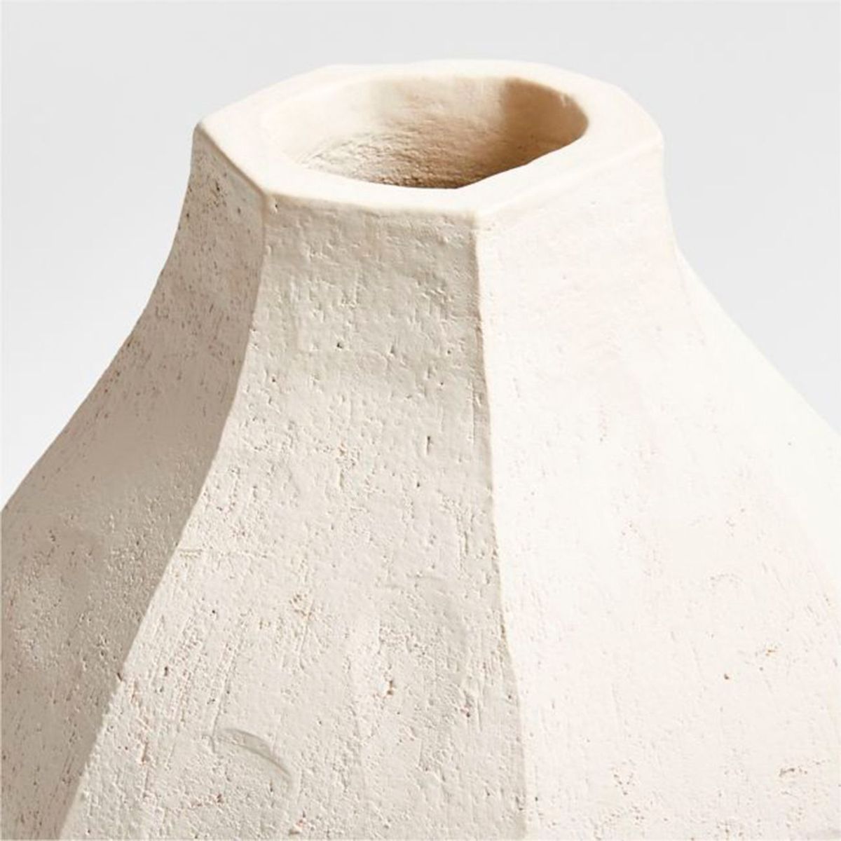 CRATE & BARREL - Jarrón Facette en Loza 29 cm x 22 cm 