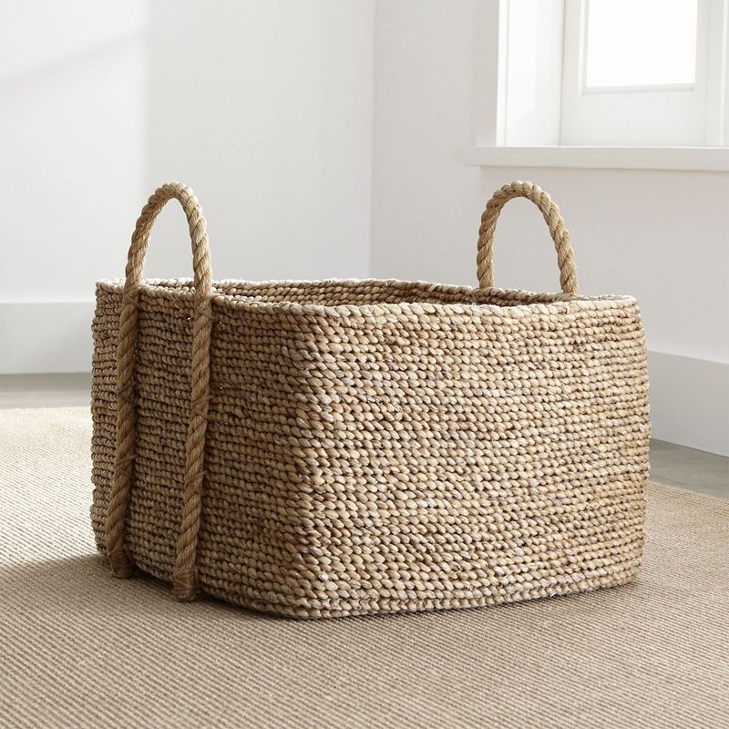 CRATE & BARREL - Canasta Cuadrada con Asa de Soga Tyler