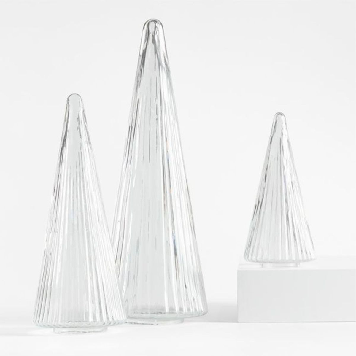 CRATE & BARREL - Adorno Ribbed Clear Christmas Tree en Vidrio 23 cm x 10 cm