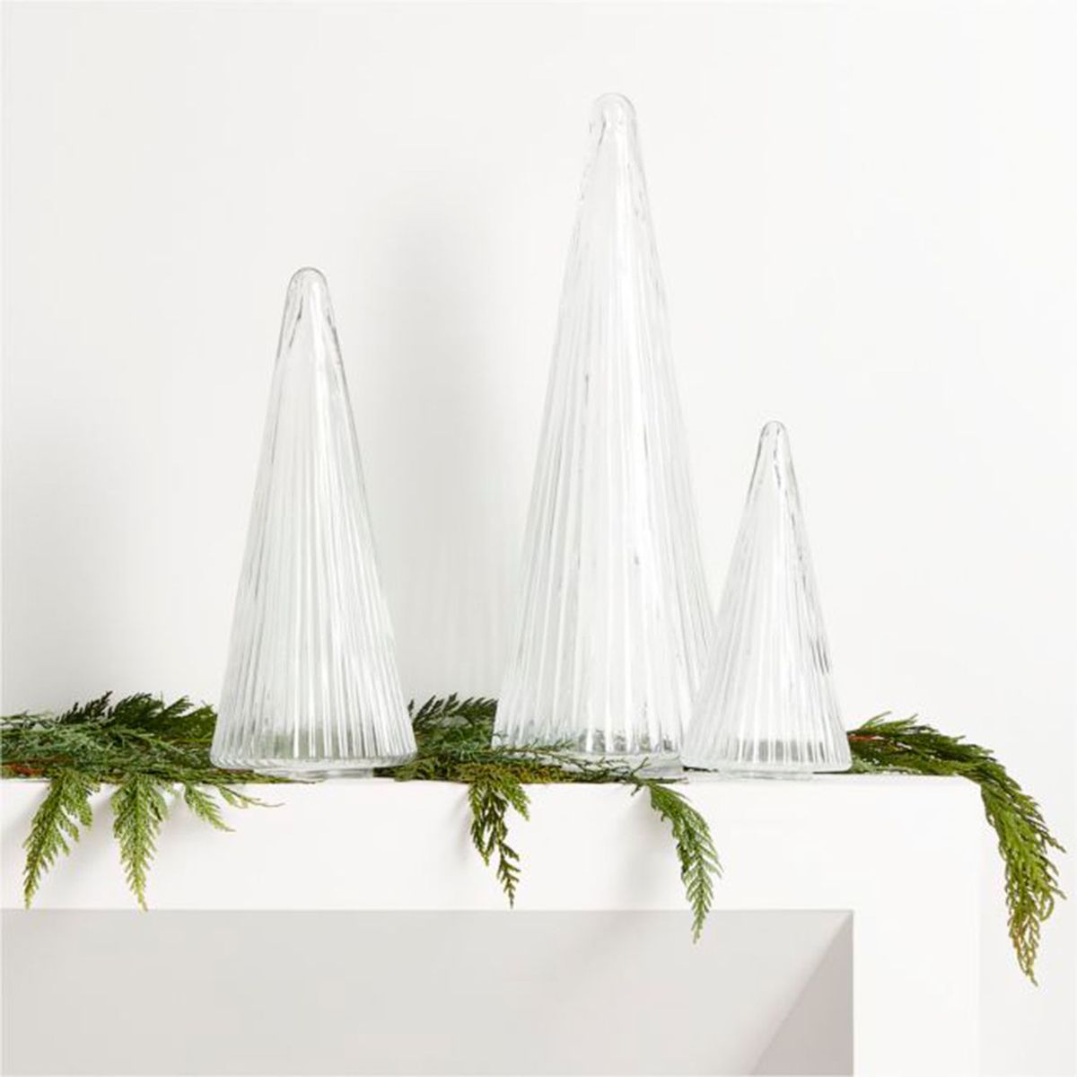 CRATE & BARREL - Adorno Ribbed Clear Christmas Tree en Vidrio 34 cm x 13 cm