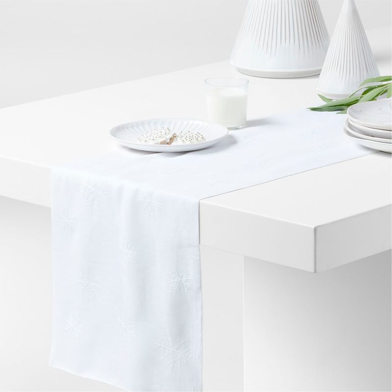 CRATE & BARREL - Camino de Mesa Navideño Snowflake 228 x 36 cm