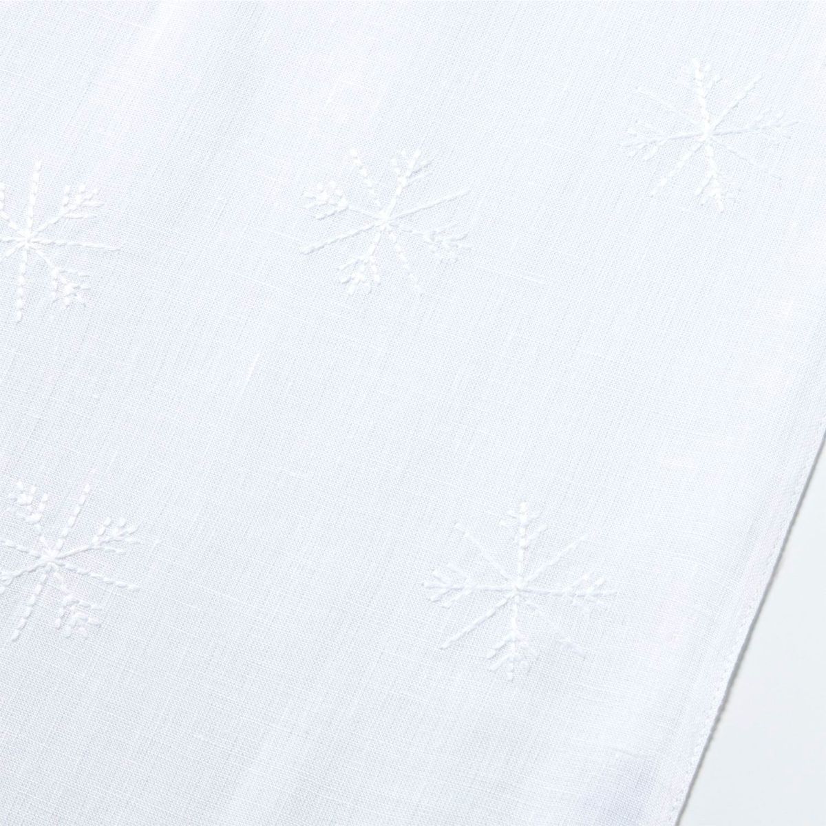 CRATE & BARREL - Camino de Mesa Navideño Snowflake 228 x 36 cm