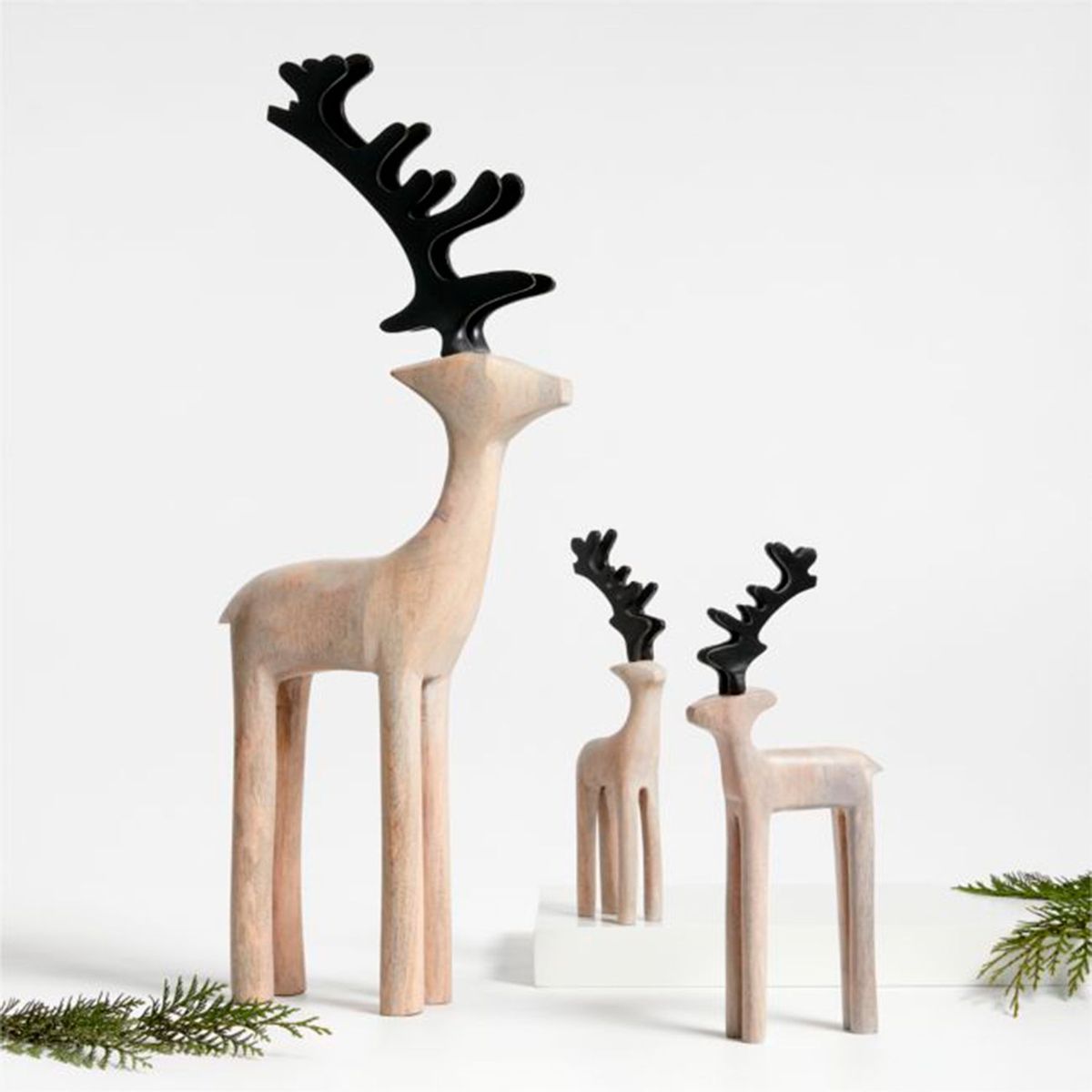 CRATE & BARREL - Reno decorativo Holiday Reindeer en Madera mango 24 cm x 8 cm