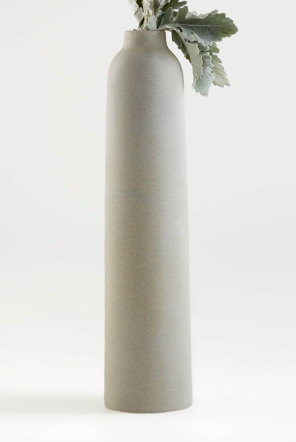 CRATE & BARREL - Florero Rhonna 61 x 14 cm