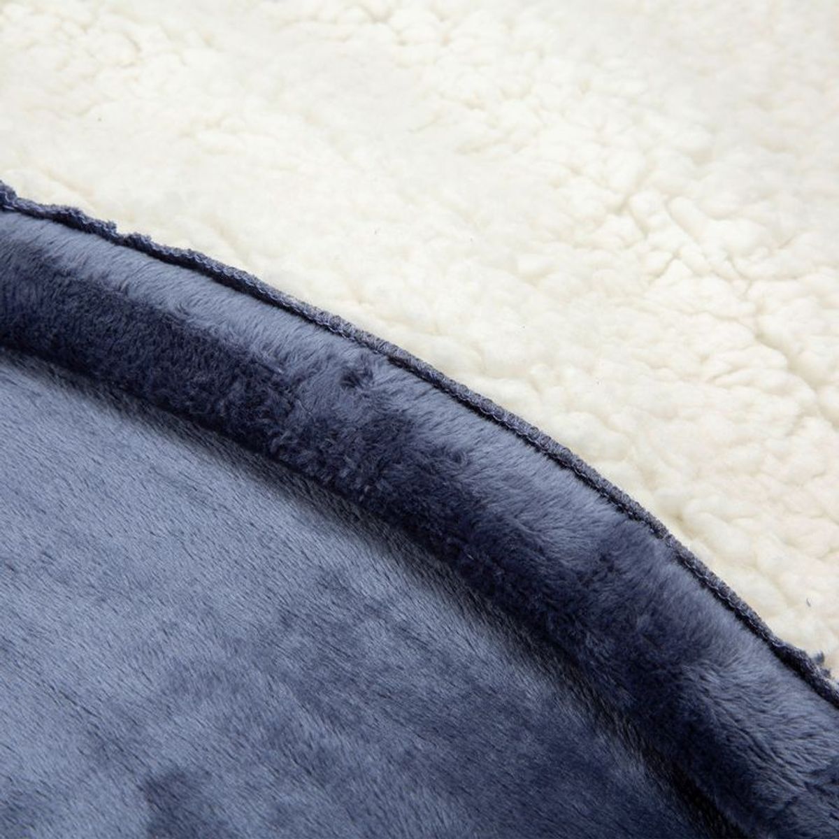 BASEMENT HOME - Cobija Básica de Poliéster Basement Home