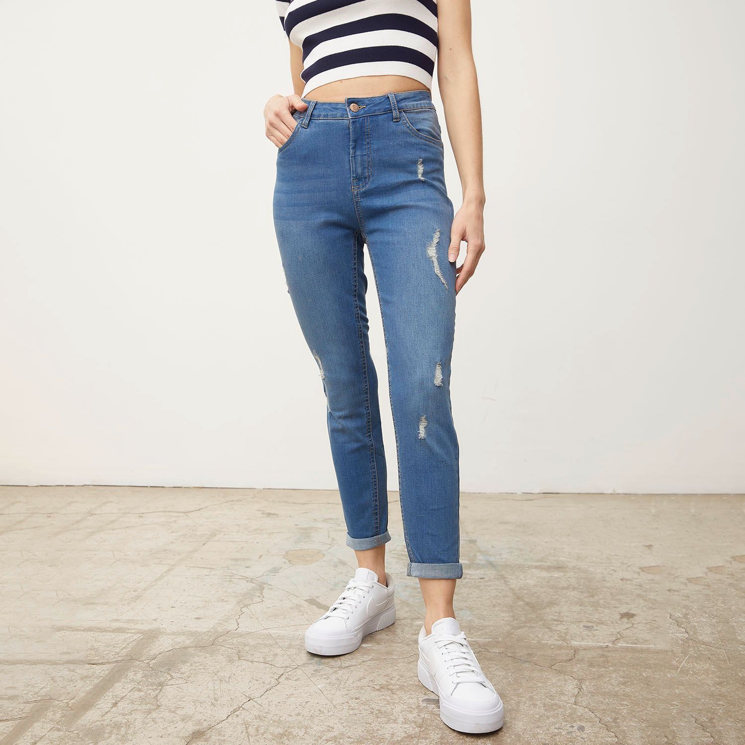Jeans mujer en diferentes estilos y tallas para que selecciones tus favoritos. Jeans, jeans anchos, jeans tiro alto y más. 