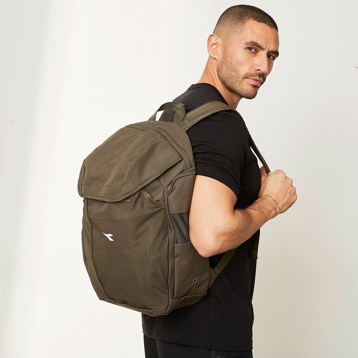 DIADORA - Mochila de Viaje 21Lt  Ajustable 4 Bolsillos  Diadora