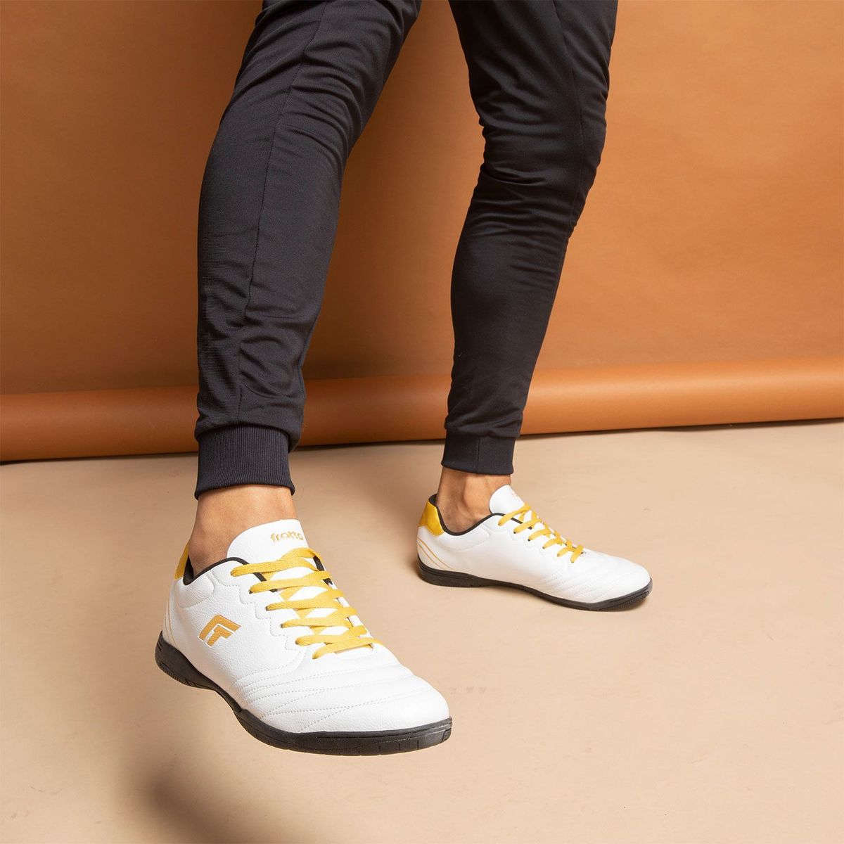 FRATTA - Guayos Fratta Para Cancha Sintética - Zapatilla De Fútbol Con Suela Lisa Y Sin Taches, Color Blanco De Hombre Con Cordones