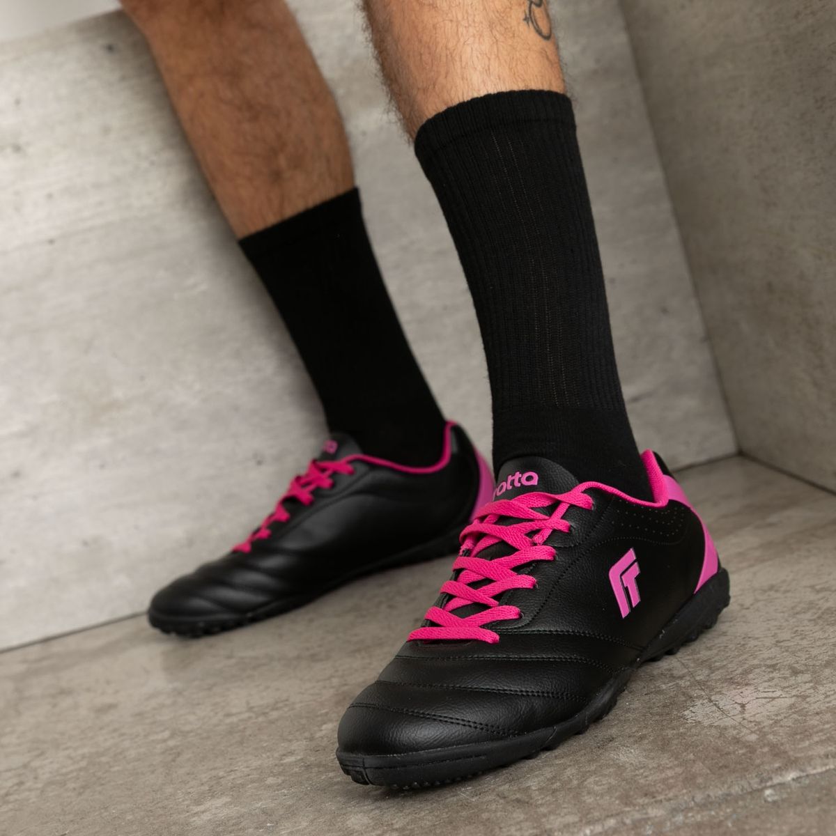 FRATTA - Guayos Fratta Para Cancha Sintética - Zapatilla De Fútbol Con Suela De Torretines, Color Negro De Hombre Con Cordones