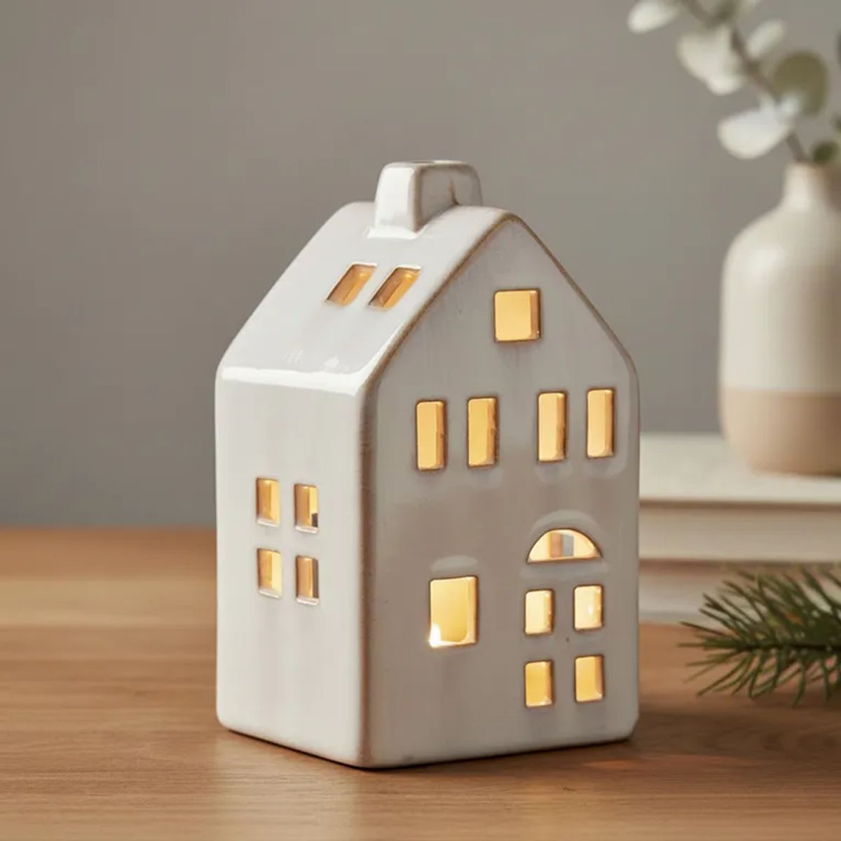 MICA - Figura Navideña: Casa Luz 13.4 cm