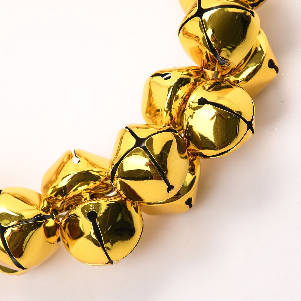 MICA - Corona Cascabel de Navidad Dorada 26 cm de Metal. Para Colgar en Puertas y Ventanas Mica.