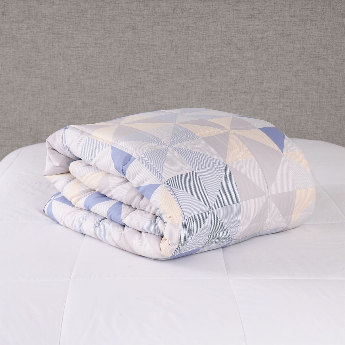 BENETTON - Edredón con exterior de Poliéster y relleno de 300 GSM de Poliéster Muy alcolchado Benetton Bari Alesso. Edredón Estampado para cama Doble, queen, king.