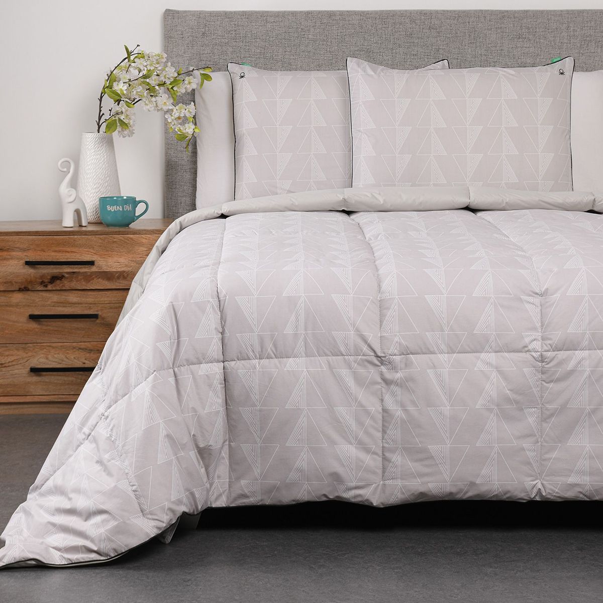 BENETTON - Edredón con exterior de Algodón 233 Hilos y relleno de 350 GSM de Poliéster Muy alcolchado Benetton Albano. Edredón Estampado para cama Doble, queen, king.