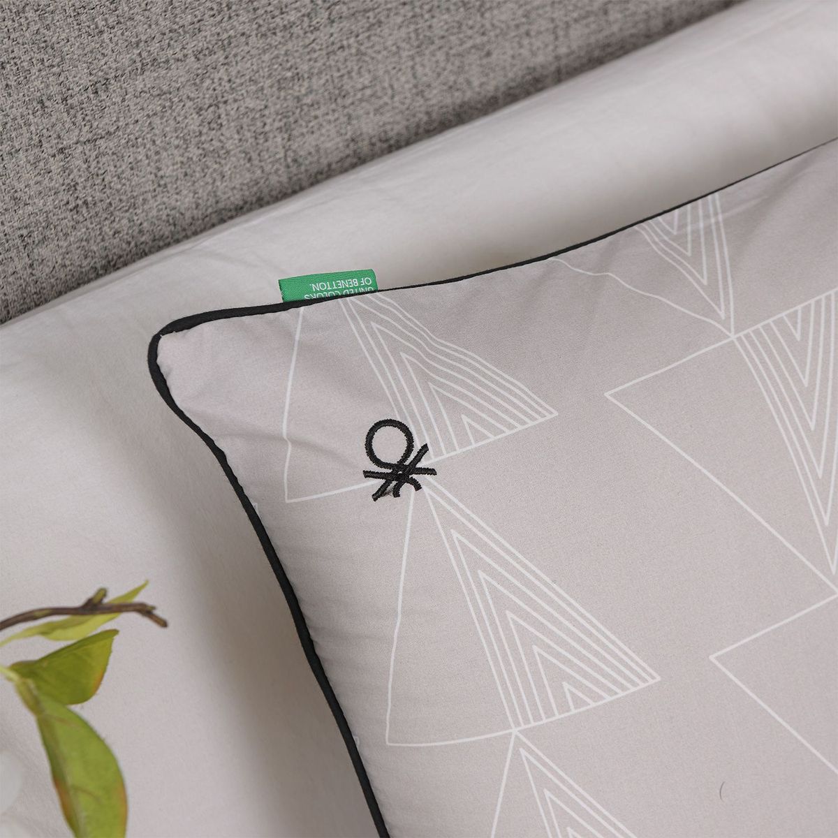 BENETTON - Edredón con exterior de Algodón 233 Hilos y relleno de 350 GSM de Poliéster Muy alcolchado Benetton Albano. Edredón Estampado para cama Doble, queen, king.