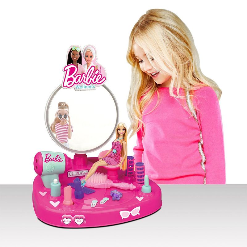 BARBIE - Tocador de Barbie con Luz y Sonido, incluye (Tocador y 12 accesorios). A partir de 3 años.