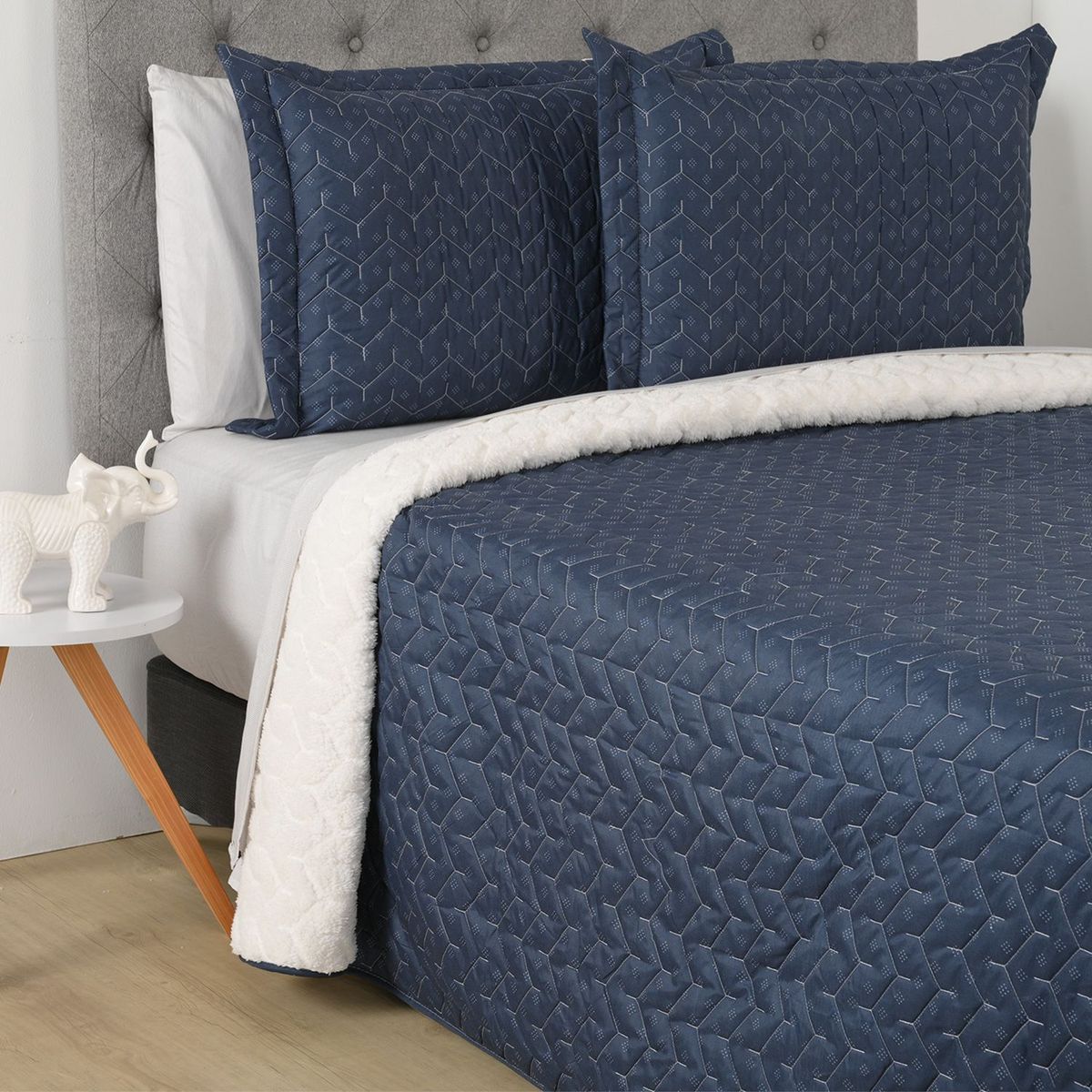 MICA - Cubrelecho Ovejero Mica con exterior y relleno de 150 GSM Poliéster. Cubrelecho estapampado para Cama Sencillo, doble,queen y king.