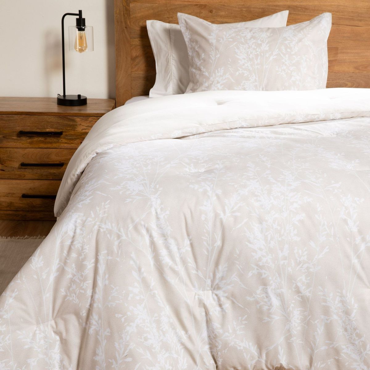 BASEMENT HOME - Edredón Basement Home con exterior de Polialgodón y relleno de 500 GSM de Poliéster alcolchado Argel. Edredón Estampado para cama Doble, queen, king.