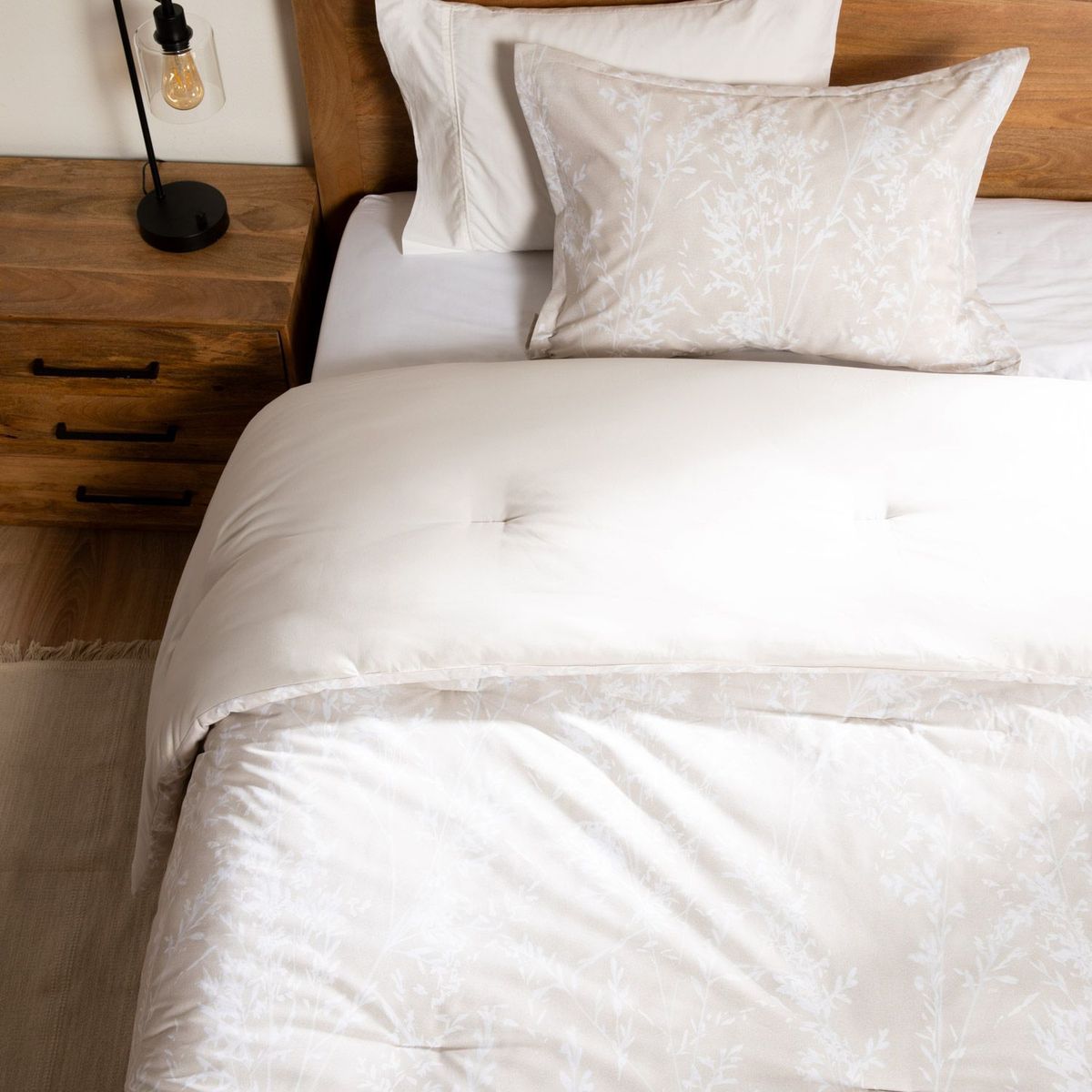 BASEMENT HOME - Edredón Basement Home con exterior de Polialgodón y relleno de 500 GSM de Poliéster alcolchado Argel. Edredón Estampado para cama Doble, queen, king.