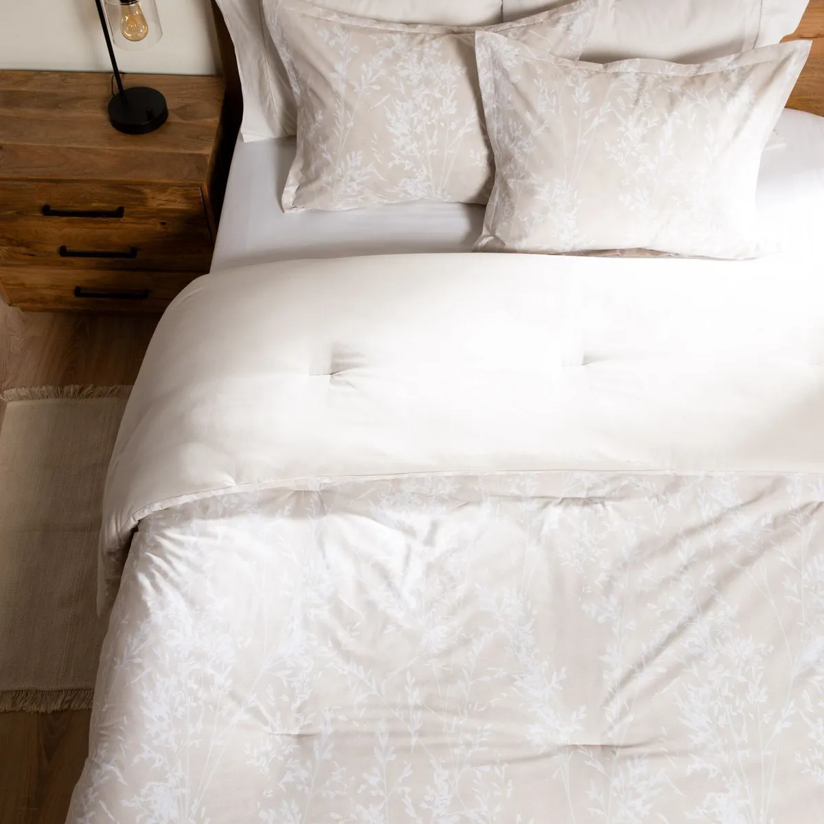 BASEMENT HOME - Edredón Basement Home con exterior de Polialgodón y relleno de 500 GSM de Poliéster alcolchado Argel. Edredón Estampado para cama Doble, queen, king.