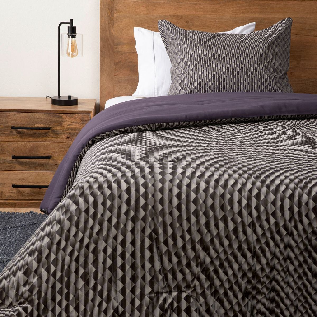 BASEMENT HOME - Edredón Basement Home con exterior de Polialgodón y relleno de 500 GSM de Poliéster alcolchado Cairo. Edredón Estampado para cama Doble, queen, king.