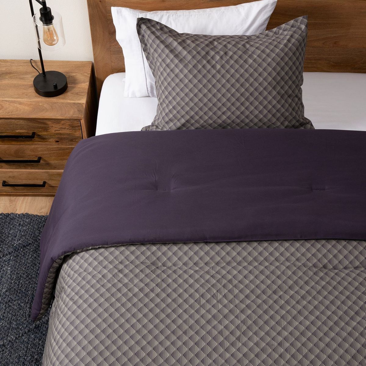 BASEMENT HOME - Edredón Basement Home con exterior de Polialgodón y relleno de 500 GSM de Poliéster alcolchado Cairo. Edredón Estampado para cama Doble, queen, king.