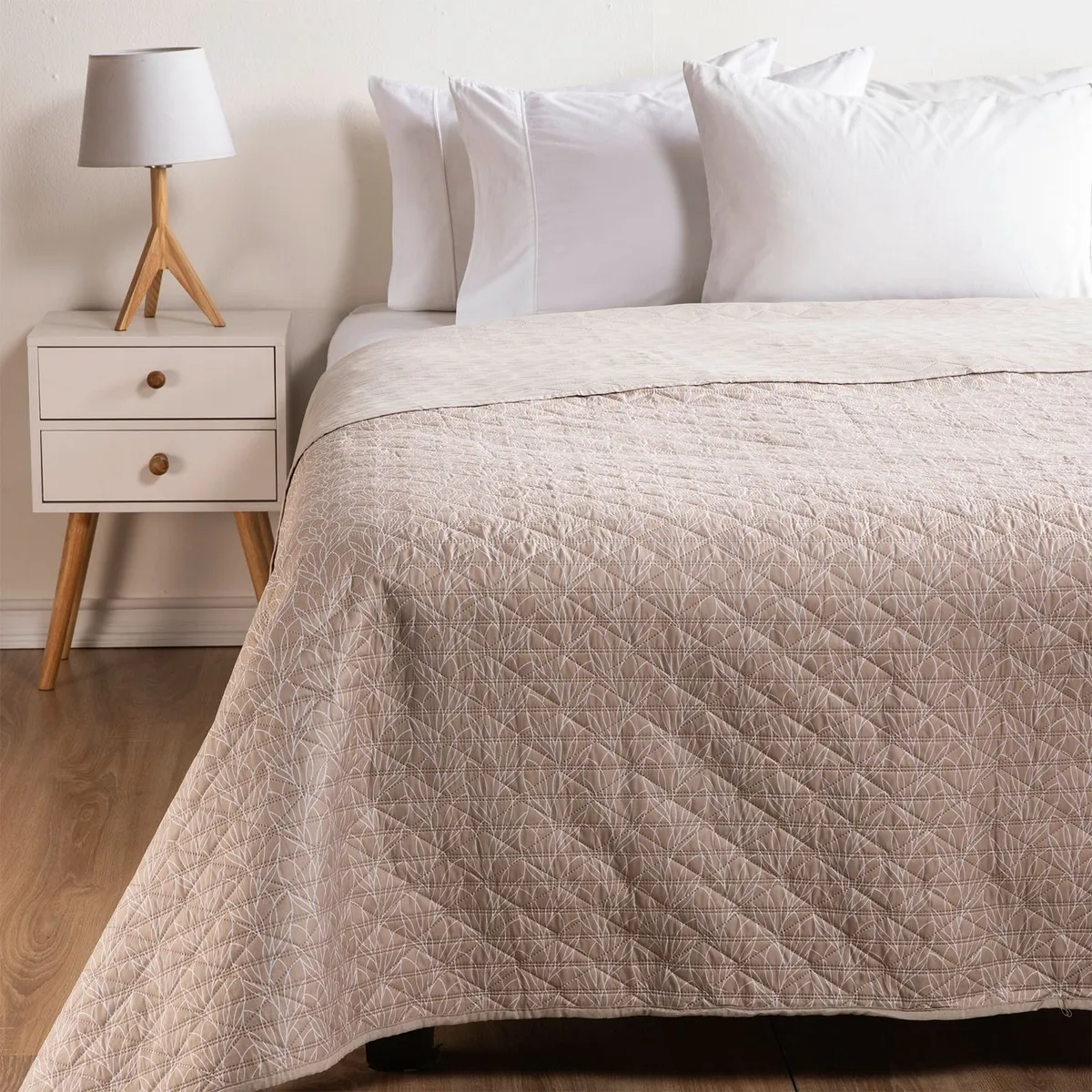 AMBIENTA - Cubrelecho estampado Ambienta con exterior y relleno de Poliéster 100 GSM Dixi para cama Sencilla, doble, queen.