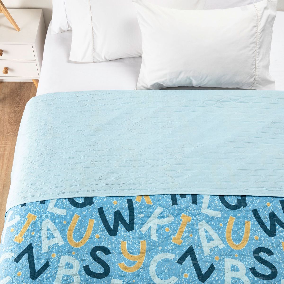 AMBIENTA - Cubrelecho estampado Ambienta con exterior y relleno de Poliéster 100 GSM Pibe para cama Sencilla, doble, queen.