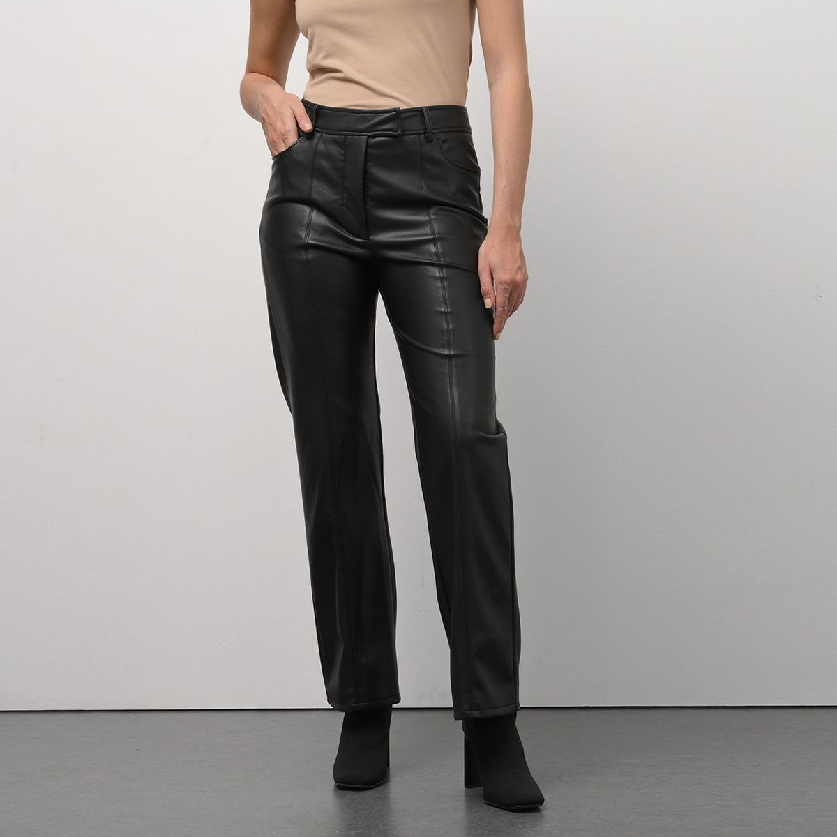 BASEMENT - Pantalón Recto para Mujer Tiro alto Efecto cuero Basement