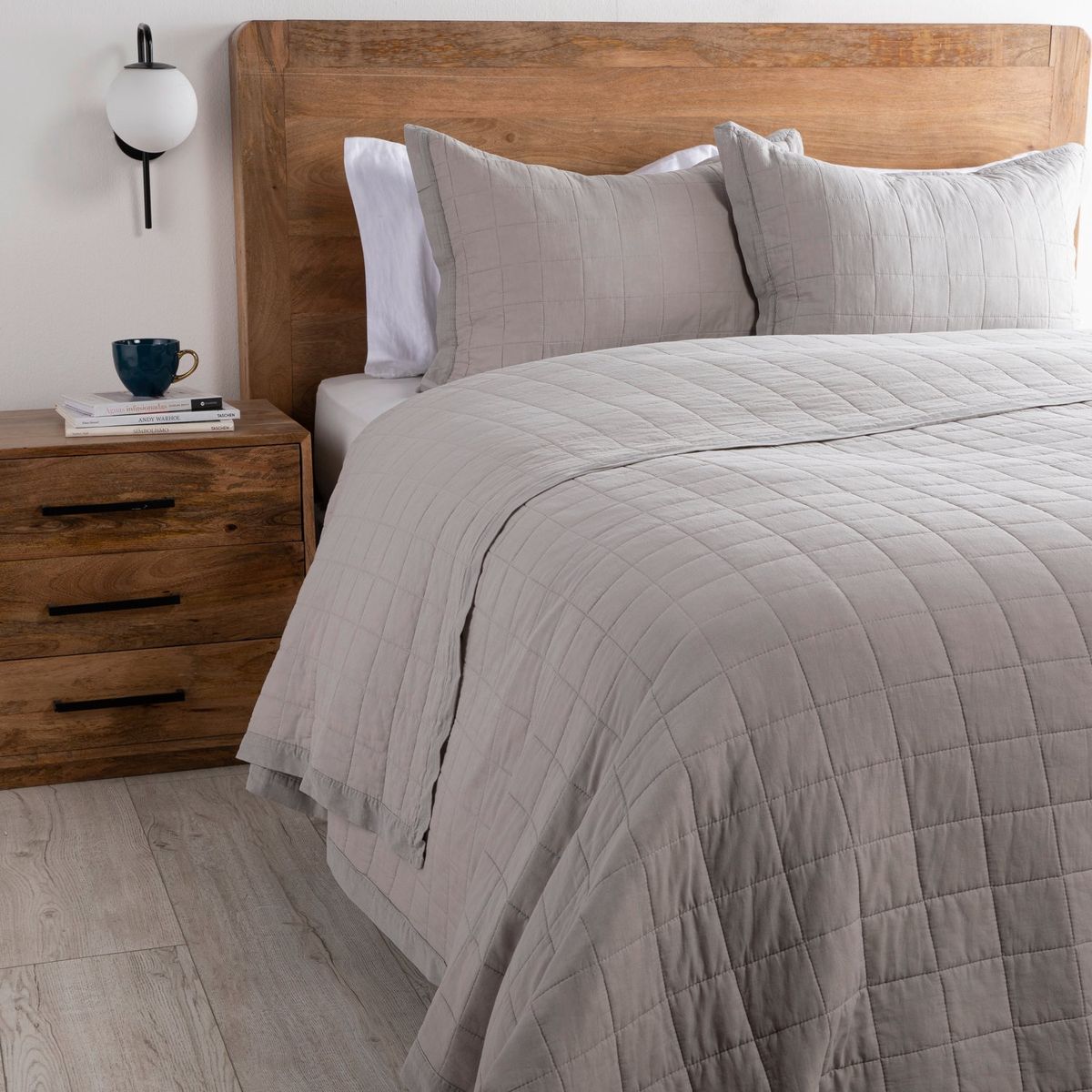 BASEMENT HOME - Cubrelecho Basement Home con exterior de Algodón 132 Hilos. Cubrelecho Liso para Cama Doble, queen y King.