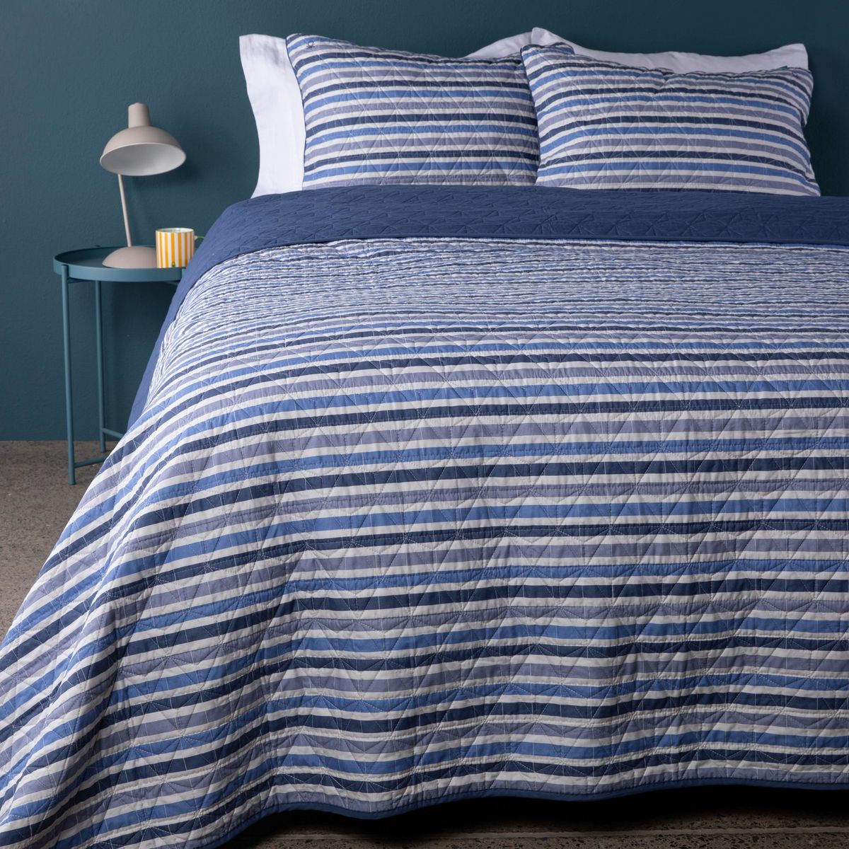 BENETTON - Cubrelecho Benetton con exterior de Polialgodón y relleno de 200 GSM Poliéster. Cubrelecho Estampado Hugo para Cama Doble, queen y King.