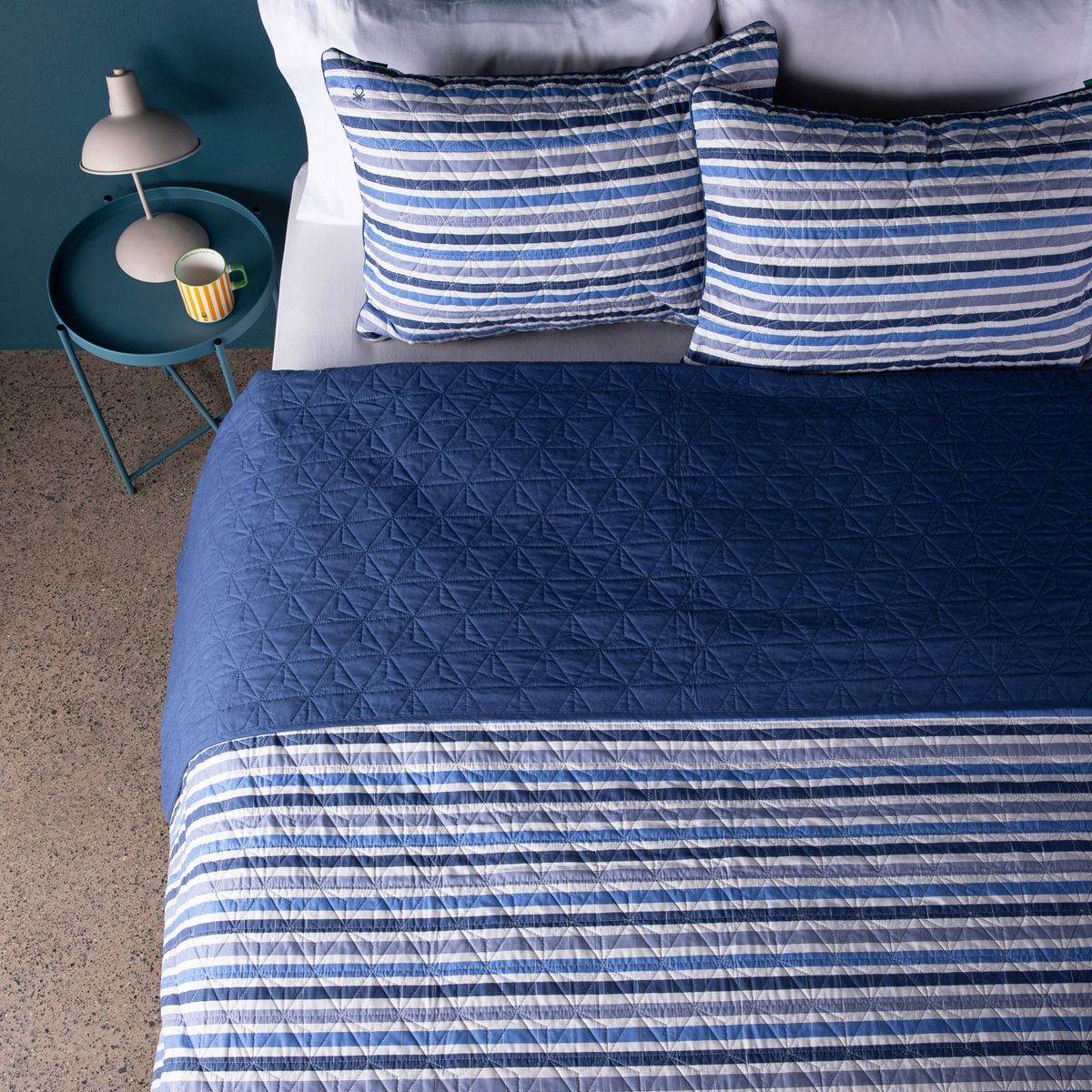 BENETTON - Cubrelecho Benetton con exterior de Polialgodón y relleno de 200 GSM Poliéster. Cubrelecho Estampado Hugo para Cama Doble, queen y King.