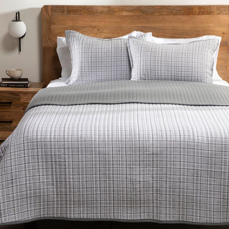 BASEMENT HOME - Cubrelecho Basement Home con exterior y relleno de 190 GSM Poliéster. Cubrelecho Estampado Tom para Cama Sencillo, doble, queen y King.