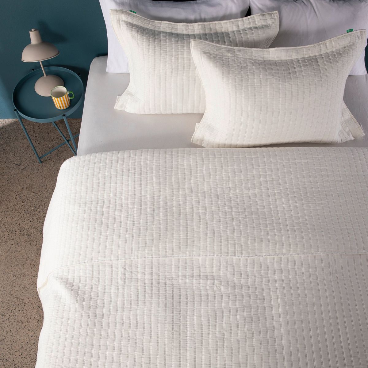 BENETTON - Cubrelecho Benetton con exterior de Polialgodón  y relleno de 80 GSM Poliéster. Cubrelecho Liso para Cama Doble, queen y King.