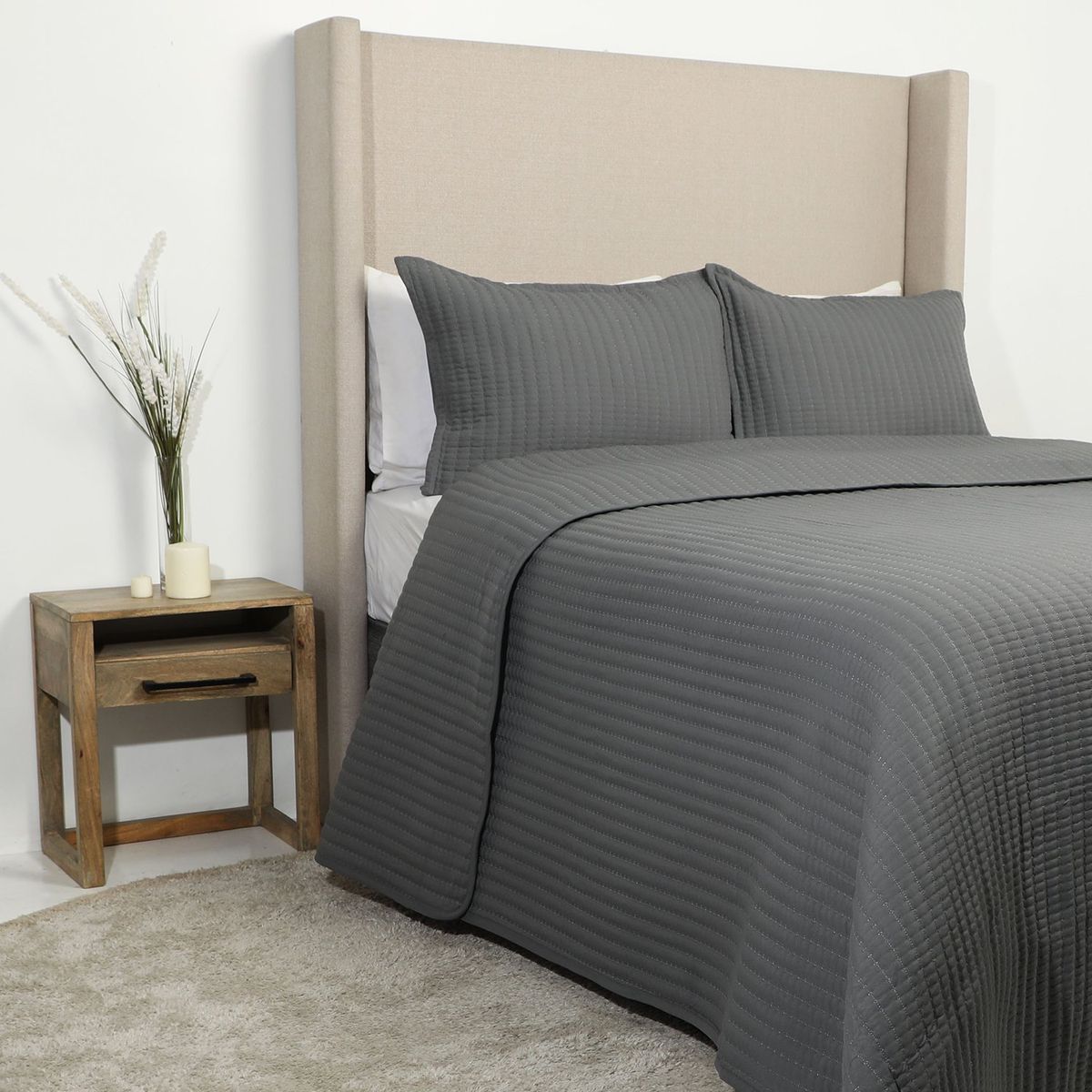 BASEMENT HOME - Cubrelecho Basement Home con exterior y relleno de Poliéster 180 GSM. Cubrelecho Liso para Cama Sencillo, doble, queen y King.