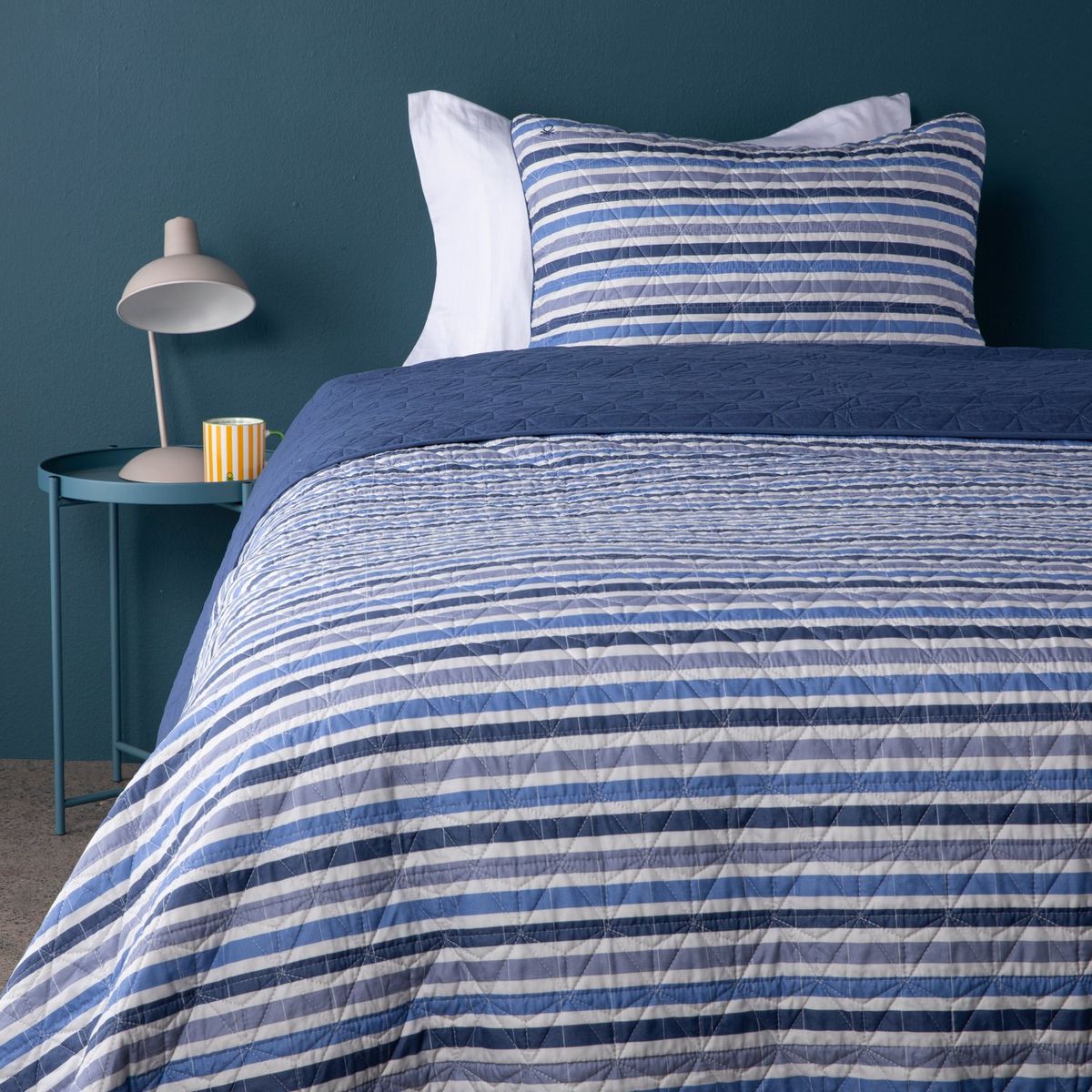 BENETTON - Cubrelecho Benetton con exterior de Polialgodón y relleno de 200 GSM Poliéster. Cubrelecho Estampado Hugo para Cama Doble, queen y King.