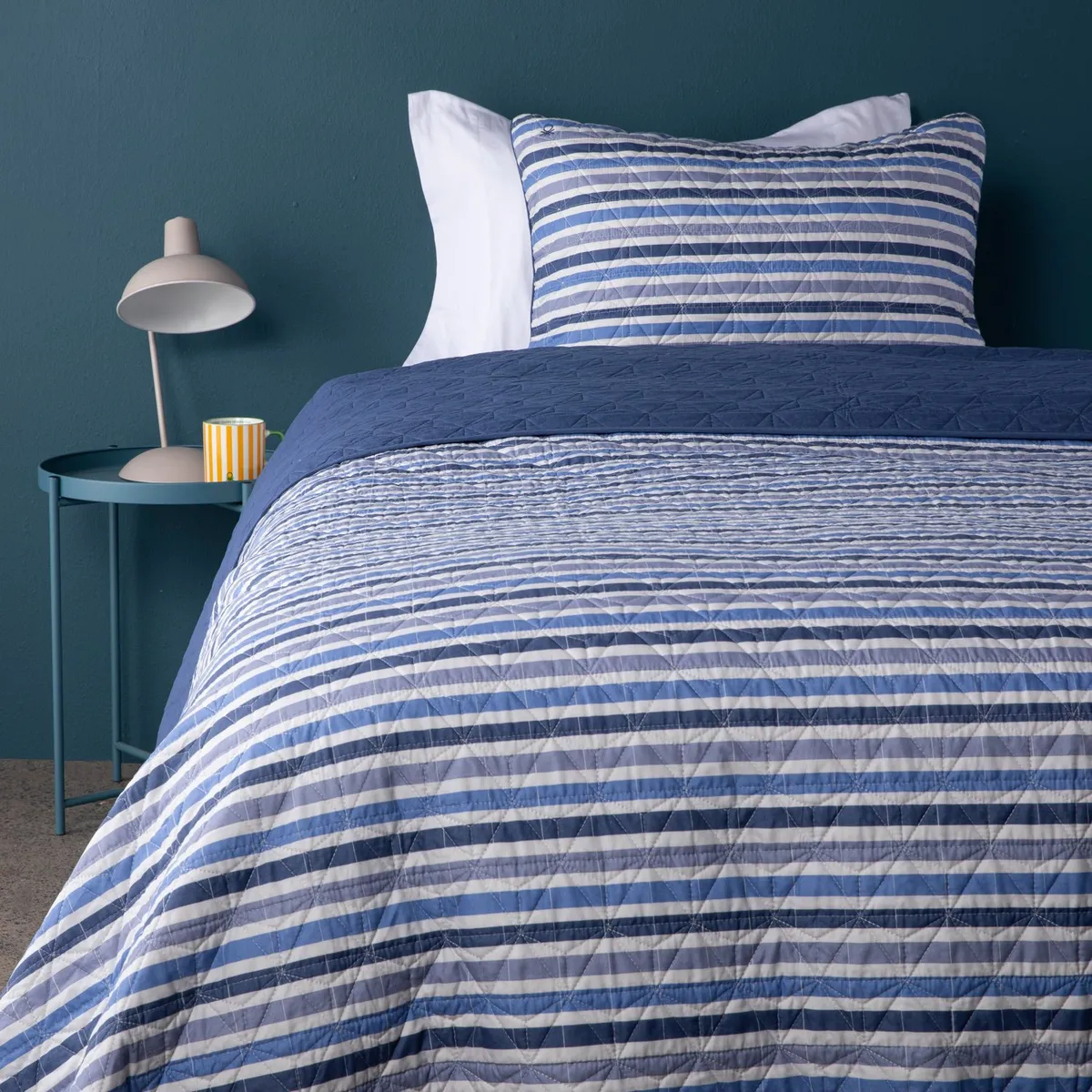 BENETTON - Cubrelecho Benetton con exterior de Polialgodón y relleno de 200 GSM Poliéster. Cubrelecho Estampado Hugo para Cama Doble, queen y King.