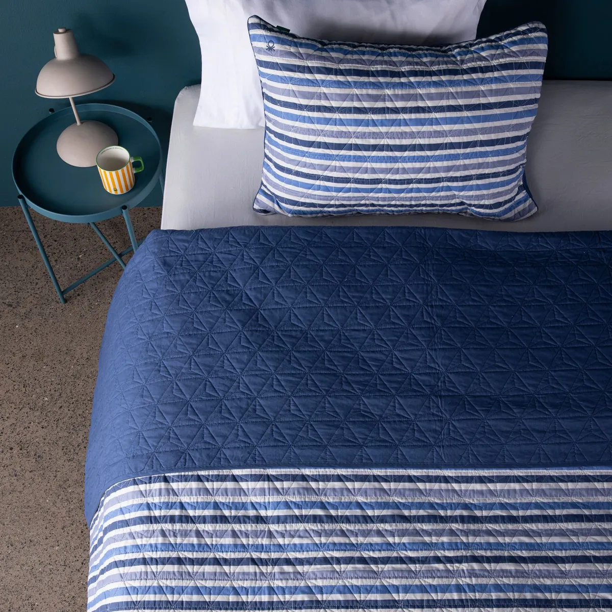 BENETTON - Cubrelecho Benetton con exterior de Polialgodón y relleno de 200 GSM Poliéster. Cubrelecho Estampado Hugo para Cama Doble, queen y King.