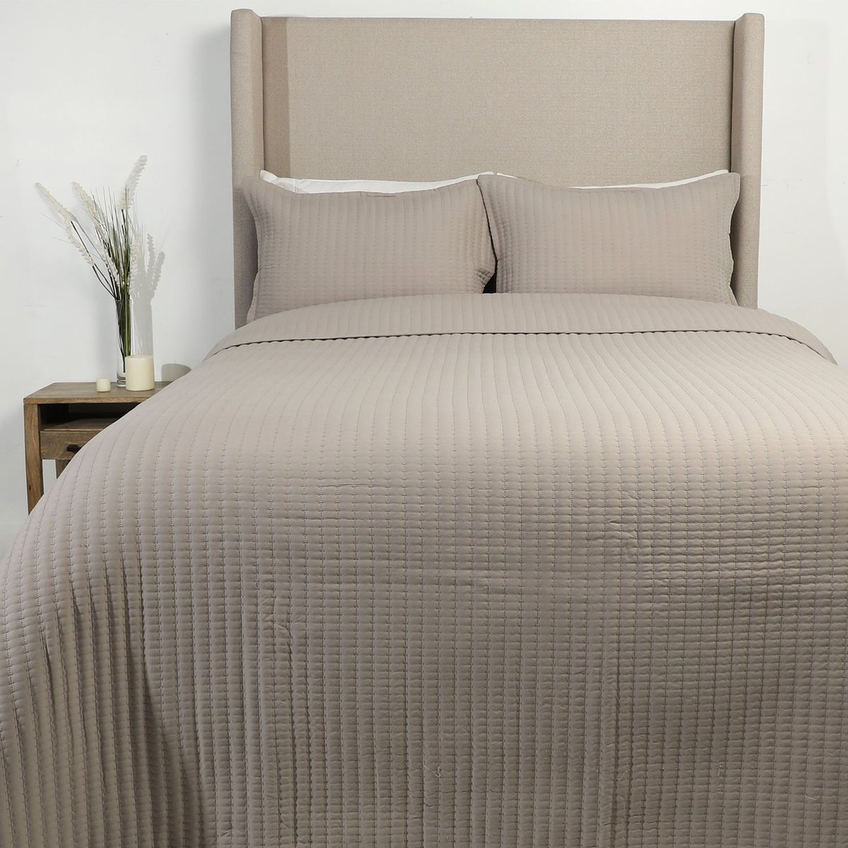 BASEMENT HOME - Cubrelecho Basement Home con exterior y relleno de Poliéster 180 GSM. Cubrelecho Liso para Cama Sencillo, doble, queen y King.