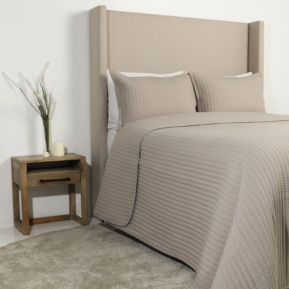 BASEMENT HOME - Cubrelecho Basement Home con exterior y relleno de Poliéster 180 GSM. Cubrelecho Liso para Cama Sencillo, doble, queen y King.