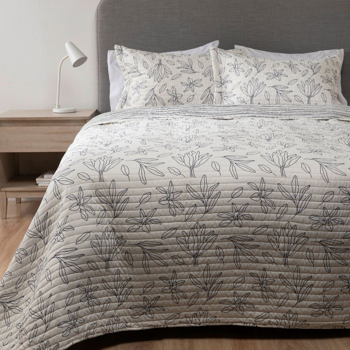 MICA - Cubrelecho Mica con exterior y relleno de 75 GSM Poliéster. Cubrelecho Estampado Laura para Cama Sencillo, doble, queen y King.