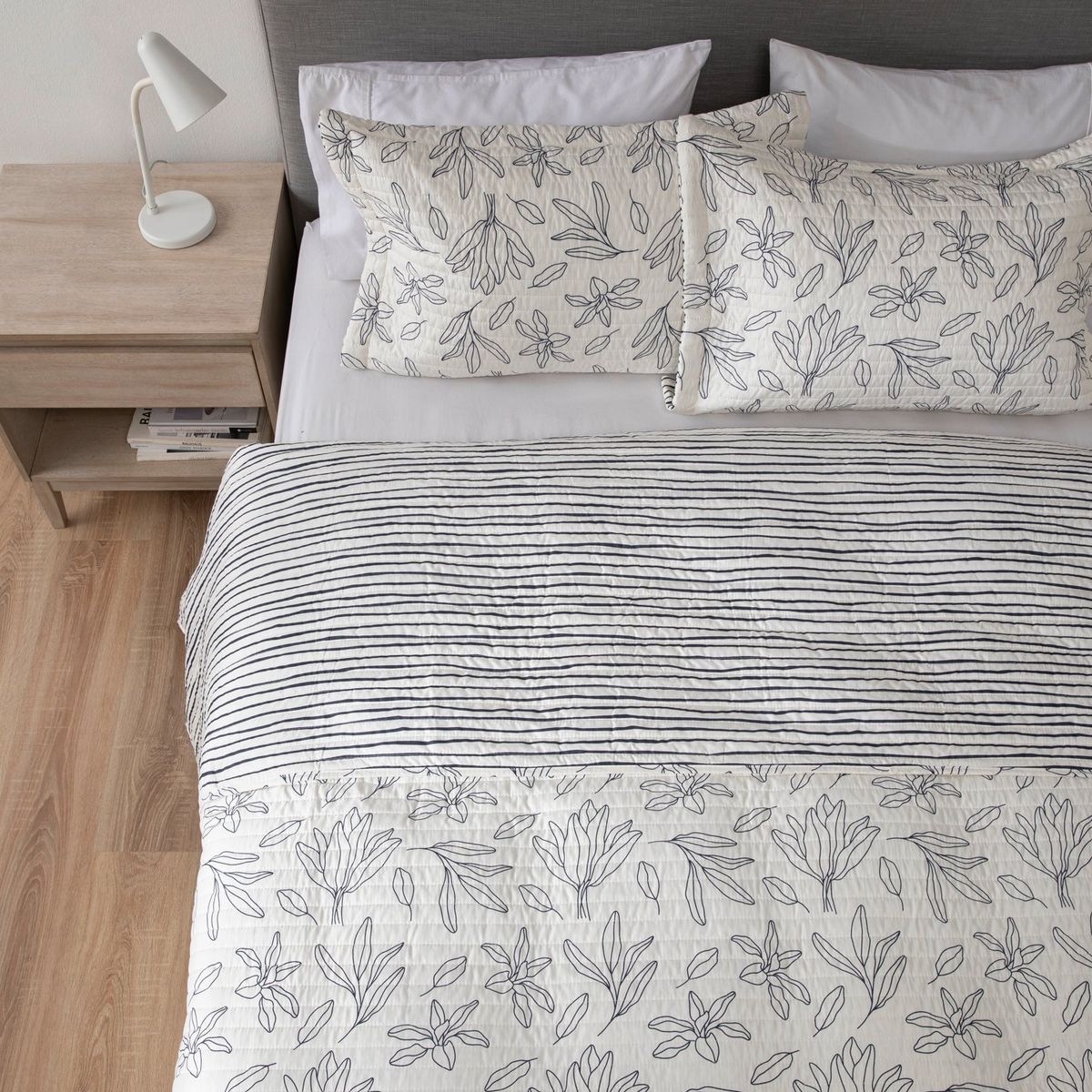 MICA - Cubrelecho Mica con exterior y relleno de 75 GSM Poliéster. Cubrelecho Estampado Laura para Cama Sencillo, doble, queen y King.