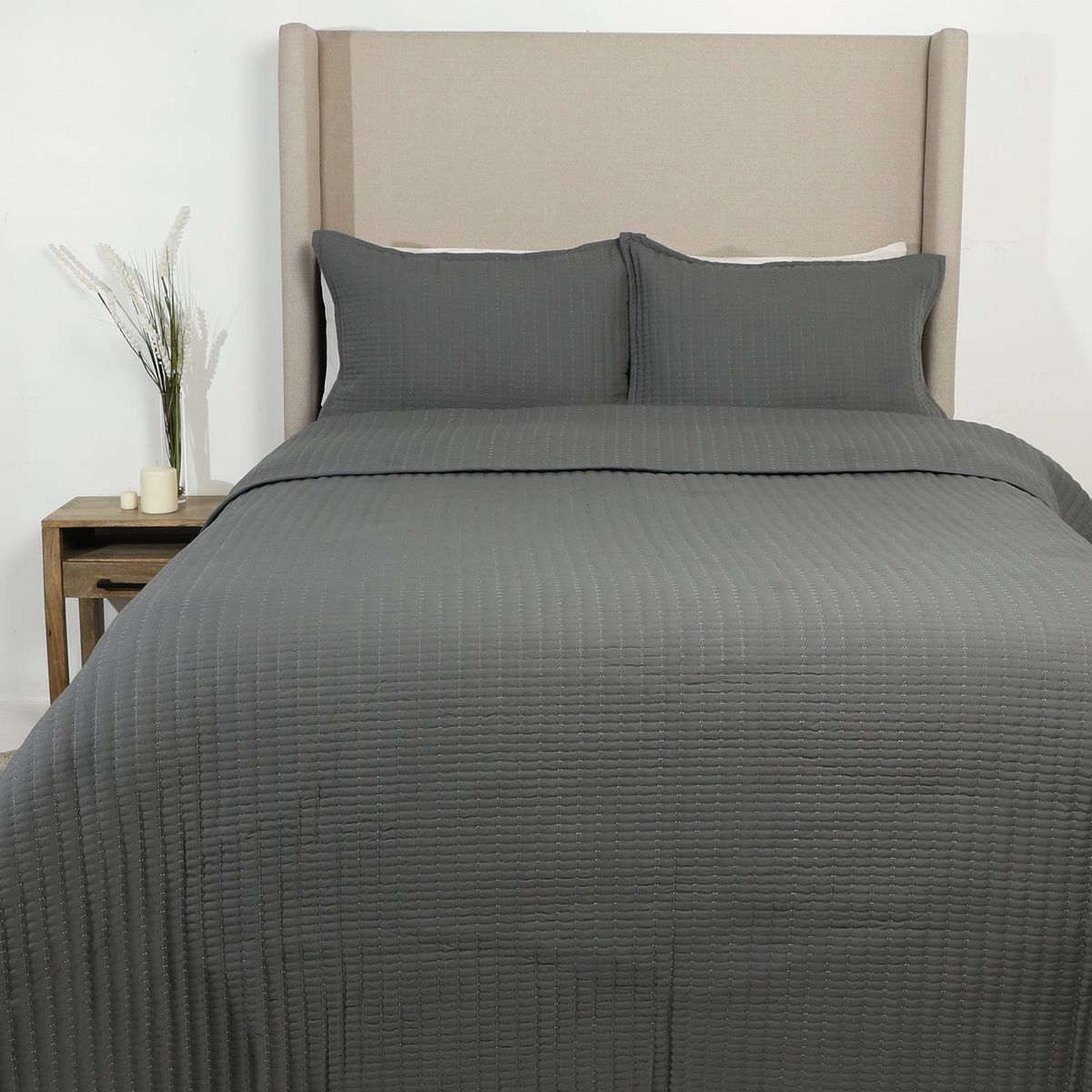 BASEMENT HOME - Cubrelecho Basement Home con exterior y relleno de Poliéster 180 GSM. Cubrelecho Liso para Cama Sencillo, doble, queen y King.