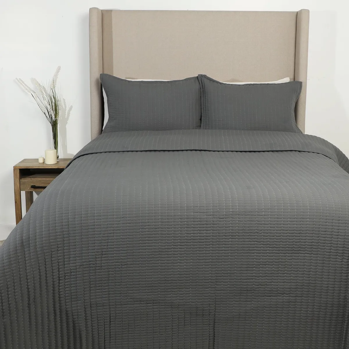 BASEMENT HOME - Cubrelecho Basement Home con exterior y relleno de Poliéster 180 GSM. Cubrelecho Liso para Cama Sencillo, doble, queen y King.