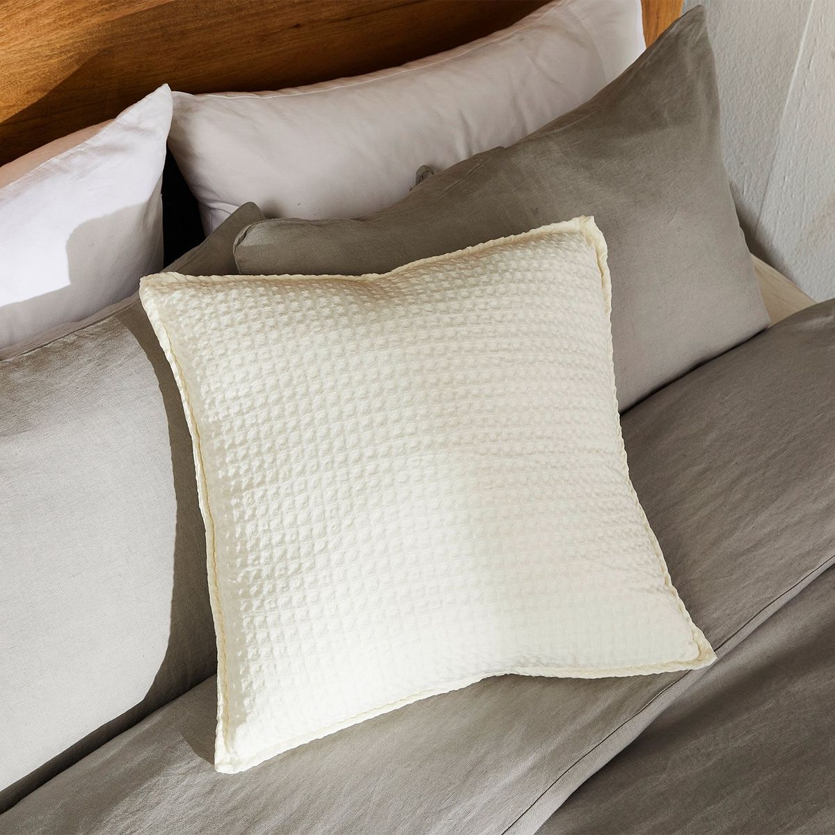 BASEMENT HOME - Cojín WAFFLE IV 45 x 45 cm