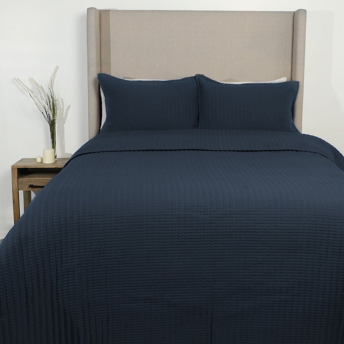 BASEMENT HOME - Cubrelecho Basement Home con exterior y relleno de Poliéster 180 GSM. Cubrelecho Liso para Cama Sencillo, doble, queen y King.