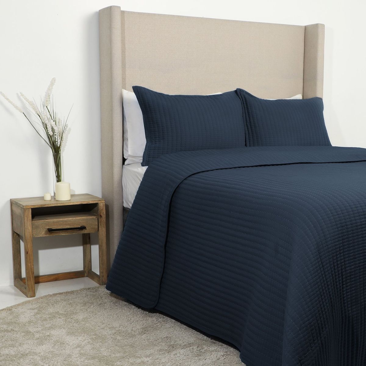 BASEMENT HOME - Cubrelecho Basement Home con exterior y relleno de Poliéster 180 GSM. Cubrelecho Liso para Cama Sencillo, doble, queen y King.