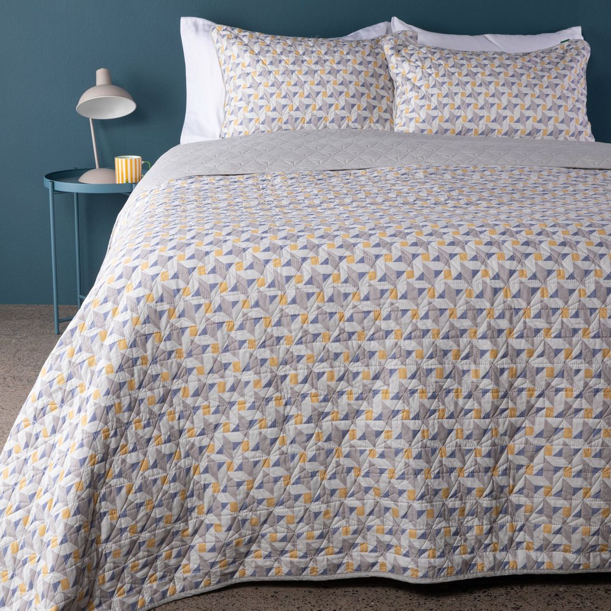 BENETTON - Cubrelecho Benetton con exterior de Polialgodón  y relleno de 200 GSM Poliéster. Cubrelecho Estampado Carlo para Cama Doble, queen y King.