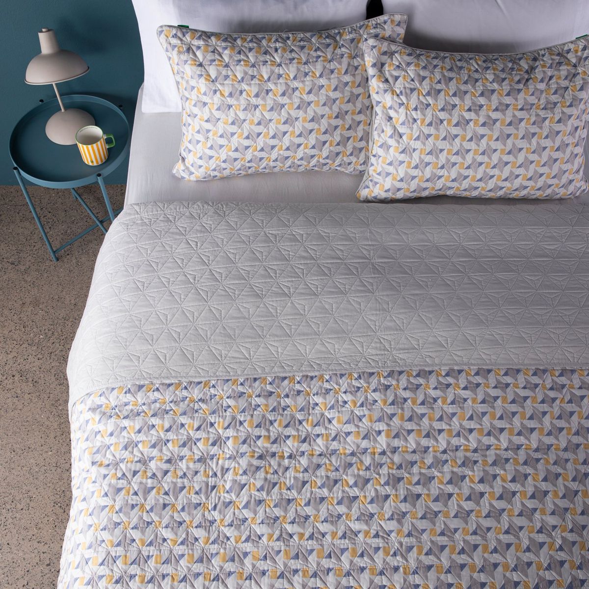 BENETTON - Cubrelecho Benetton con exterior de Polialgodón  y relleno de 200 GSM Poliéster. Cubrelecho Estampado Carlo para Cama Doble, queen y King.